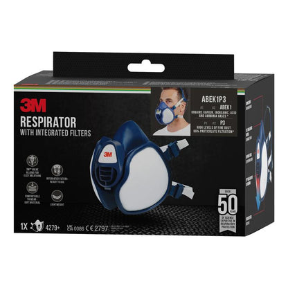 Emballagen til 3M™ åndedrætsmaske med integrerede filtre fra 3M Deutschland GmbH er overvejende sort og viser udover produktoplysninger et billede af masken og et lille foto af bæreren.