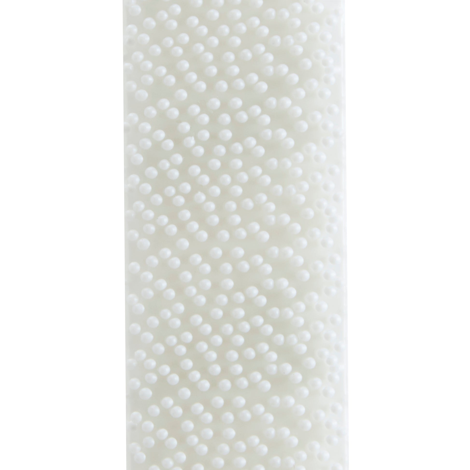 Eine Nahaufnahme des Command Picture Hanging, 10 lb Narrow White Strips (17207/PH207) der 3M Deutschland GmbH zeigt eine strukturierte weiße Oberfläche mit gleichmäßig verteilten, erhabenen runden Erhebungen, die in diagonalen Reihen angeordnet sind.