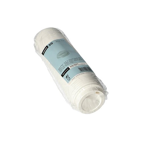 Afbildet er en plastikindpakket pakke med 50 hvide Starpak 50 Dom-låg PS "To Go"-låg (runde, Ø6 cm, 2 cm) med blåt Starpak-etiket på hvid baggrund – ideel til To-Go-emballage.