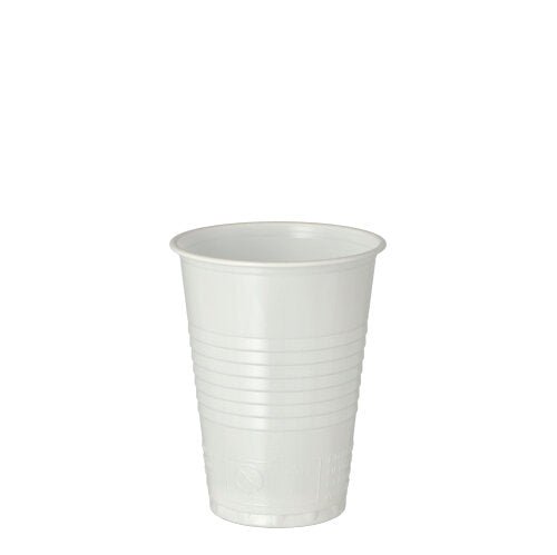 En Starpak 100 drikkebæger af hvidt polystyren (PS), 0,18 l kapacitet, Ø 7,03 cm × 9,1 cm, står oprejst med let udstående kant og horisontale riller; automatvenlig for nem brug. Pakke med 100 stykker.