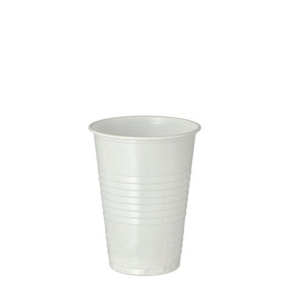 En Starpak 100 drikkebæger af hvidt polystyren (PS), 0,18 l kapacitet, Ø 7,03 cm × 9,1 cm, står oprejst med let udstående kant og horisontale riller; automatvenlig for nem brug. Pakke med 100 stykker.