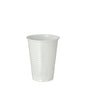 En Starpak 100 drikkebæger af hvidt polystyren (PS), 0,18 l kapacitet, Ø 7,03 cm × 9,1 cm, står oprejst med let udstående kant og horisontale riller; automatvenlig for nem brug. Pakke med 100 stykker.