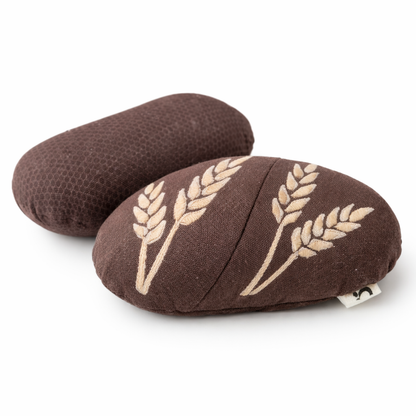 Ein Serviertablett mit goldbraunen Pommes Frites wird von umweltfreundlichen PAPSTAR „pure“ Birkenholzgabeln der PAPSTAR GmbH begleitet. Zwei weitere PAPSTAR „pure“ Pommes-Frites-Gabeln, Holz 8,5 cm, liegen auf der Ablage daneben. Die Szene ist auf einem hellen Hintergrund mit einem warmen, sonnigen Farbton gehalten.