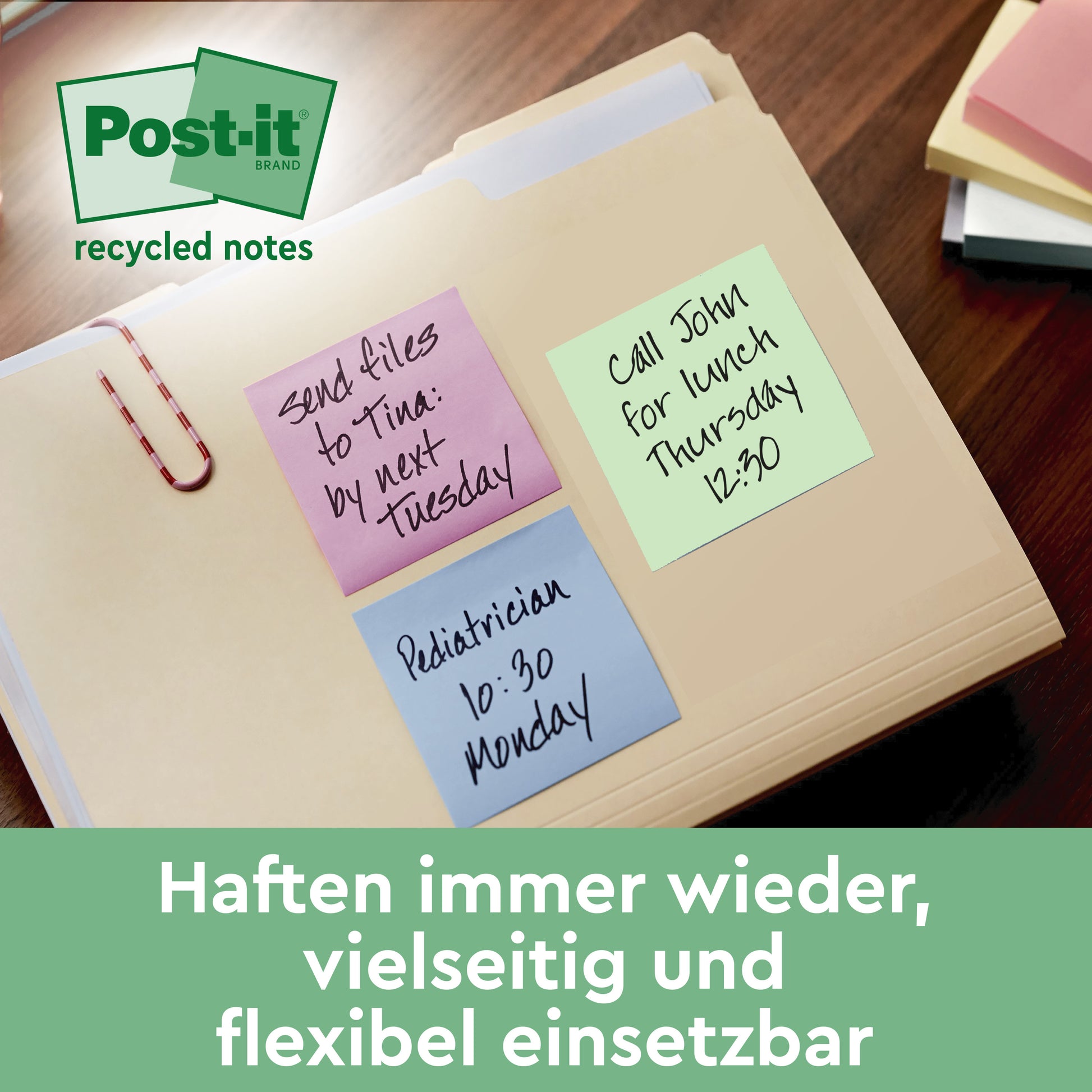 Eine beigefarbene Aktenmappe enthält drei Post-it® Recycling Notizen (76x76mm, 100 Blatt/Block, 100% PEFC) mit Erinnerungen für das Versenden von Akten, ein Treffen zum Mittagessen und einen Besuch beim Kinderarzt. Der grüne Kasten darunter unterstreicht ihre Wiederverwendbarkeit und Vielseitigkeit (3M Deutschland GmbH).