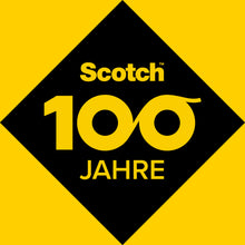 Eine schwarze Raute auf gelbem Grund zeigt die Marke 3M Deutschland GmbH, 100" mit verbundenen Nullen und JAHRE", die ein Jahrhundert Scotch® Universelles Teppichklebeband Innovation für Teppich- und Bodenbelagslösungen kennzeichnet.