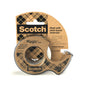 Das Scotch® Magic™ Klebeband von 3M Deutschland GmbH enthält 66 % pflanzlichen Klebstoff, ist 19 mm x 20 m groß und wird mit einem Nachfüll-Abroller aus Recyclingmaterial geliefert. Die Verpackung hat ein braunes Karo-Design.