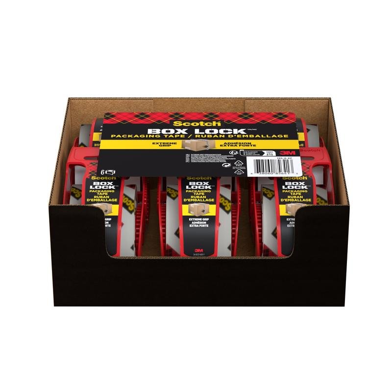 En brun displaykasse indeholder seks pakker Scotch® Box Lock™ emballagetape 48 mm x 20,3 m fra 3M Deutschland GmbH, hver med rød dispenser og gul-sort etiket, vertikalt arrangeret og med synlig branding.