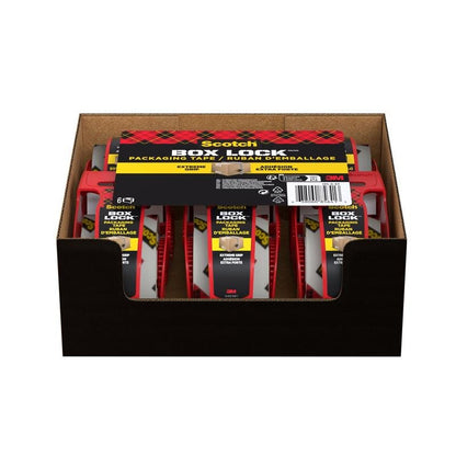 En brun displaykasse indeholder seks pakker Scotch® Box Lock™ emballagetape 48 mm x 20,3 m fra 3M Deutschland GmbH, hver med rød dispenser og gul-sort etiket, vertikalt arrangeret og med synlig branding.