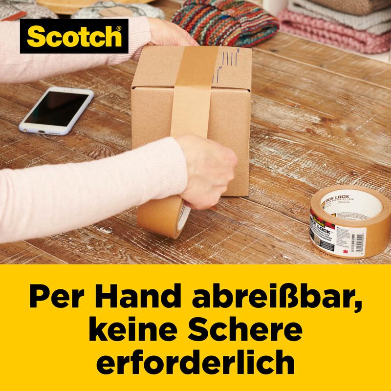 En person river Scotch® Box Lock™ papir-emballagetape af med hånden for at lukke en kasse på et træbord. Man kan se en rulle tape, en smartphone og foldede tekstiler. Den tyske tekst fremhæver Easy-Tear-funktionen fra 3M Deutschland GmbH.