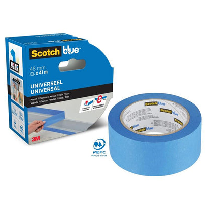 En æske og en rulle ScotchBlue™ malertape "Multi-Surface" (48mm x 41m) fra 3M Deutschland GmbH. Den blå emballage viser brugen af tapen på forskellige overflader, med synlig PEFC-certificering og 3M-branding.