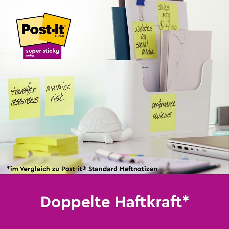 Et skrivebord med gule Post-it® Super Sticky Notes (76 mm x 76 mm, 45 ark/blok, 100% PEFC) fra 3M Deutschland GmbH, der er fastgjort på glas med påskrifterne "Overfør ressourcer" og "Minimer risiko". Forsyninger og en miljøvenlig hvid skildpaddefigur kan ses.