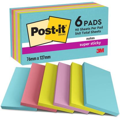En pakke med 6 Post-it® Super Sticky Notes (76 mm x 127 mm, 90 ark/blok, 100% PEFC) fra 3M Deutschland GmbH i farverne blå, pink, gul og lavendel, både i emballagen og spredt ud som display.