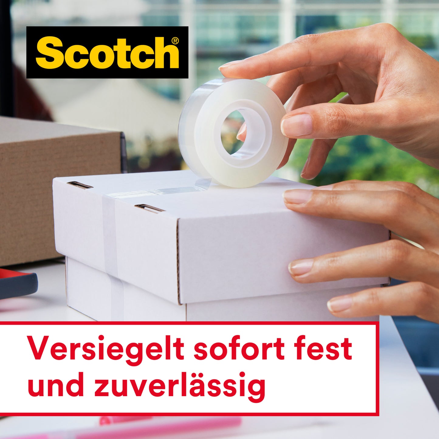Eine Person verschließt einen weißen Karton mit Scotch® Crystal Klebeband (12 mm x 10 m, 1 Rolle + Handabroller) von 3M Deutschland GmbH. Im Hintergrund sind weitere Kartons und Büromaterialien. Text: "Sofort fest und zuverlässig versiegelt.
