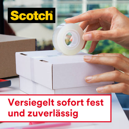 Eine Person verschließt einen weißen Karton mit Scotch® Crystal Klebeband (transparent, Vorteilspack, 8 Rollen, 19 mm x 33 m) der 3M Deutschland GmbH. Oben links ist das Logo zu sehen, darunter steht: "Sofort fest und zuverlässig versiegelt.