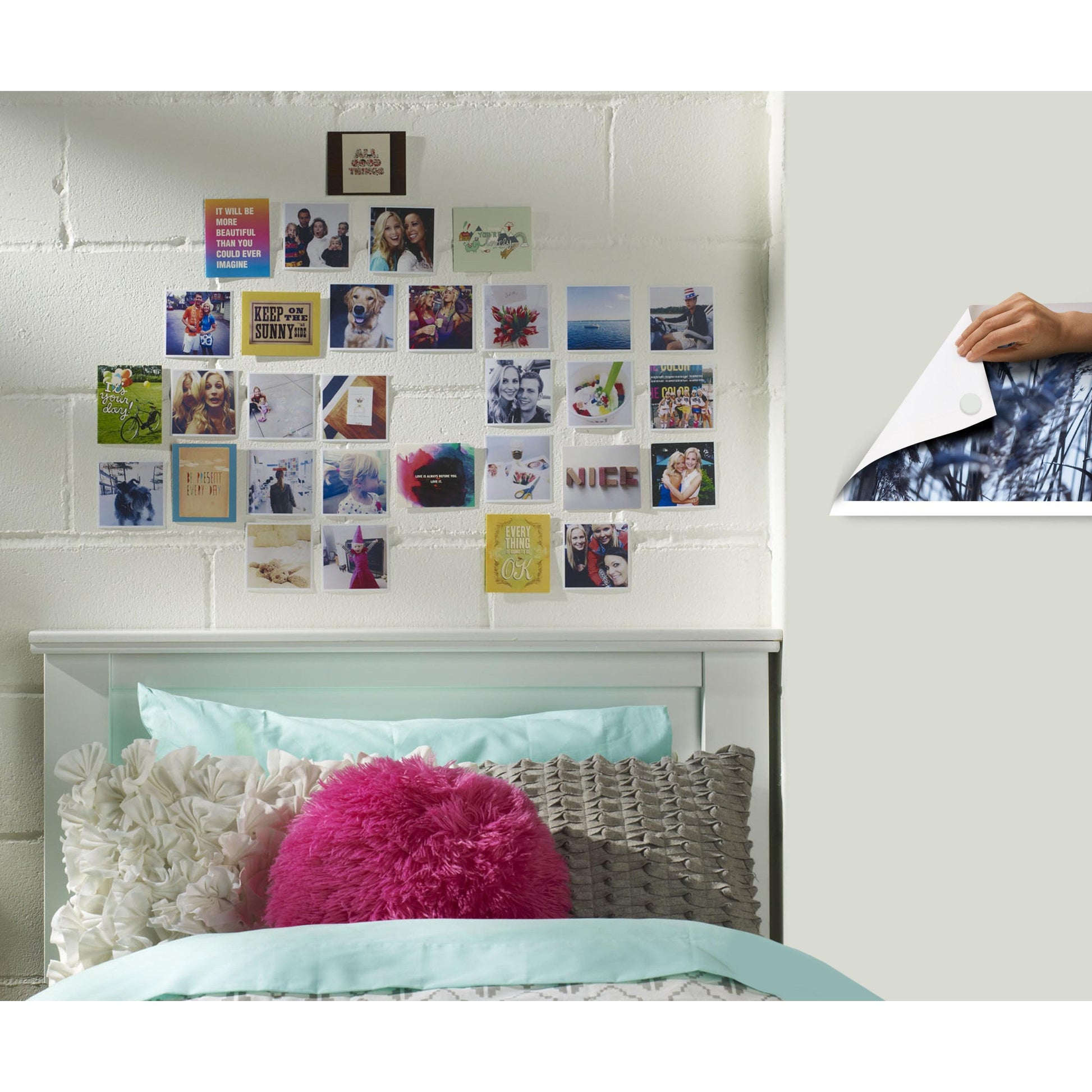 Eine weiße Ziegelwand über einem Bett ist mit Fotos und Zitaten dekoriert, die mit Scotch-FIX™ Ablösbare Klebepads 301008C36-P (11x15mm, 36/Pack) von 3M Deutschland GmbH befestigt wurden. Eine Hand löst ein Foto von der Wand.