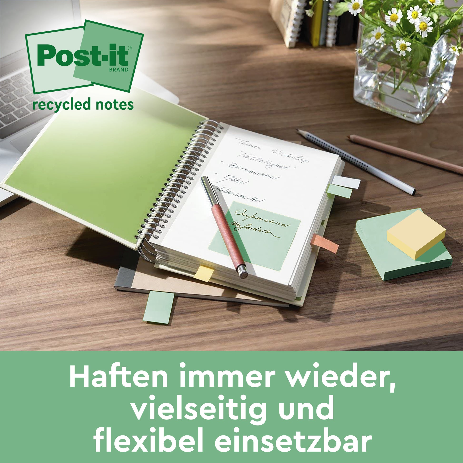 Auf einem Schreibtisch liegen ein Spiralnotizbuch mit Post-it® Recycling Notes (38 mm x 51 mm, 100 Blatt/Block, 100% PEFC) der 3M Deutschland GmbH, verstreute Notizen, ein Kugelschreiber, ein Bleistift und eine Vase mit grünen Stängeln. Am unteren Rand steht ein deutscher Text.