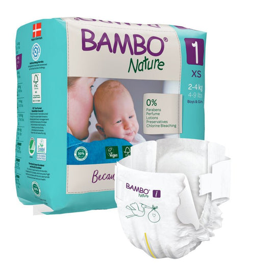 En pakke Bambo Nature fra Abena Re-Seller GmbH til babyer, der vejer 2–4 kg, vises med et billede af en baby på emballagen. På forsiden ses en ble, der fremhæver det miljøvenlige design, mærkelogoet og de bæredygtige materialer.