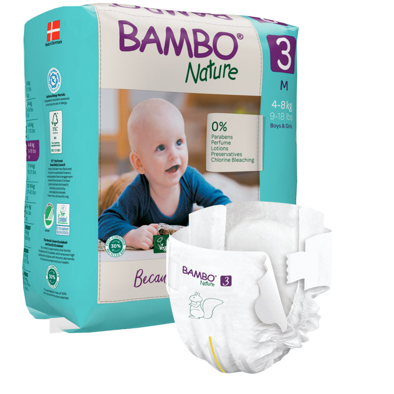 Eine Packung Bambo Nature by Abena Re-Seller GmbH Windeln der Größe 3 für 4-8 kg schwere Babys wird mit einem lächelnden Baby gezeigt. Eine einzelne Windel im Vordergrund zeigt das Design, das Logo und hebt nachhaltige Materialien für die Babypflege hervor.