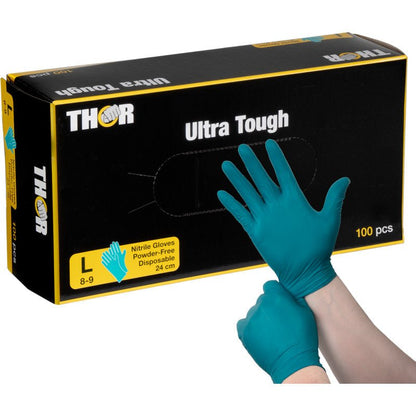 En hånd trækker en grøn nitrilhandske på foran en sort-gul "Thor Ultra Tough, Grøn"-æske fra Abena Re-Seller GmbH - pudderfri engangshandsker, størrelse L (100 styk), ideel til krævende opgaver og udendørsaktiviteter.