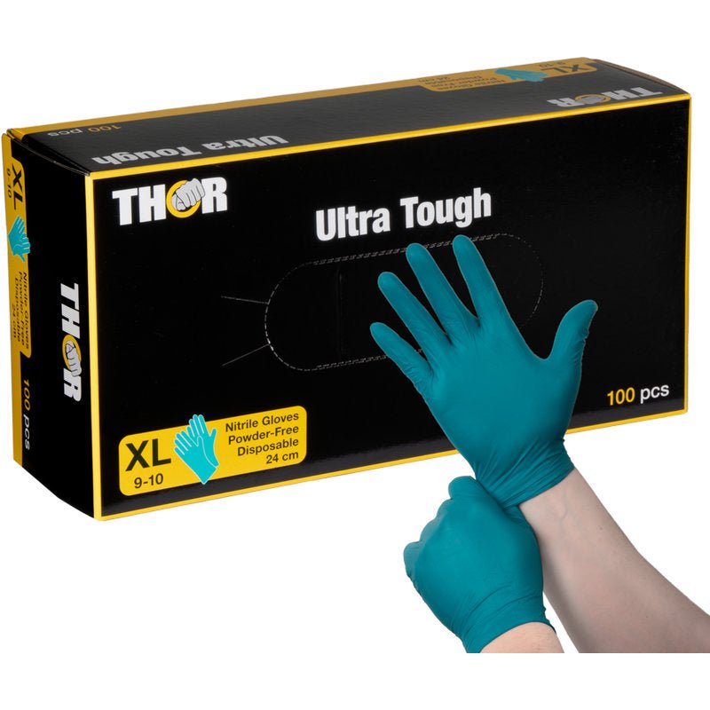 En person trækker en grøn nitrilhandske på foran en sort-gul "Thor Ultra Tough, Grøn"-æske fra Abena Re-Seller GmbH, der henviser til dette robuste produkt, som er ideelt til udendørsaktiviteter og opgaver, hvor der kræves stærk beskyttelse.
