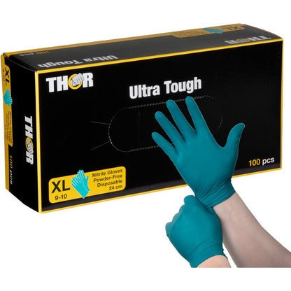 En person trækker en grøn nitrilhandske på foran en sort-gul "Thor Ultra Tough, Grøn"-æske fra Abena Re-Seller GmbH, der henviser til dette robuste produkt, som er ideelt til udendørsaktiviteter og opgaver, hvor der kræves stærk beskyttelse.