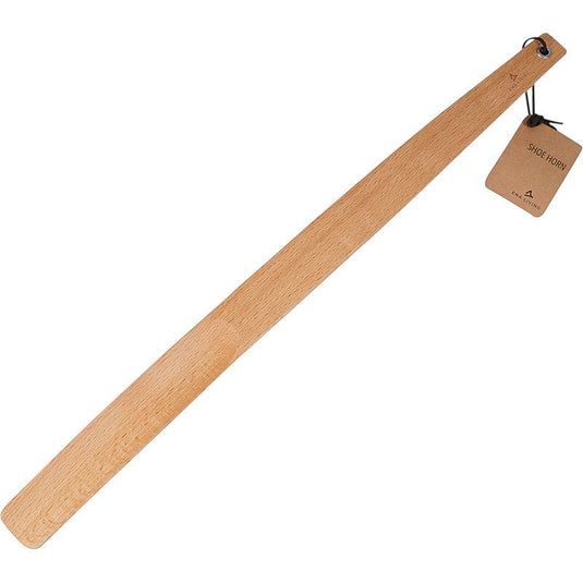 ENA Living-skohælen med håndtag, 55 cm, i bøg fra Abena Re-Seller GmbH har en flad, glat overflade og et ophængshul med en brun »skohæl«-vedhæng, der er fastgjort med en snor. Fås i kartoner à 12 stk.