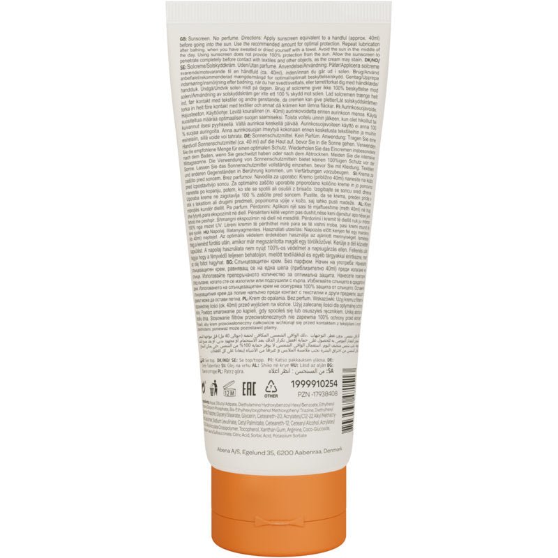 En 100 ml tube Bambo Nature SPF50 solcreme, farve- og parfumefri, fra Abena Re-Seller GmbH, med orange låg, set bagfra. Den lyse emballage viser tæt sort tekst, symboler, stregkode og virksomhedsoplysninger.