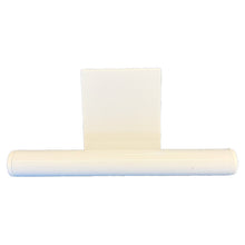 Eine weiße zylindrische Aufhängung für Sækko Boy Abfallbehälter von Abena Re-Seller GmbH, mit flacher, rechteckiger Rückseite, steht auf weißem Grund und dient als umweltfreundliche Befestigung (Karton, 100 Packungen).