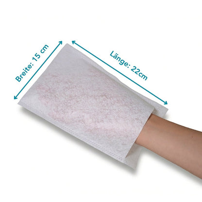 Afbildet er en hånd i en Altruan Altrucare engangsvaskeklud CuraSOFT Comfort (75g), 15 cm bred og 22 cm lang, på en enkel hvid baggrund. To blå pile markerer dimensionerne. Pakken indeholder 50 engangsvaskeklude.