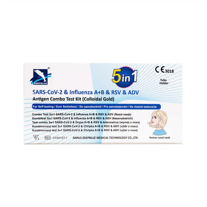 Eine weiße Box mit der Aufschrift "DeepBlue Combo 5in1 - Antigen Schnelltest - SARS-CoV-2, Influenza A+B, RSV & Adenovirus | Altruan" bietet einen praktischen Nasenabstrich-Selbsttest (1 Stück) für mehrere Viren. Blauer Text und Logos vervollständigen das Design.