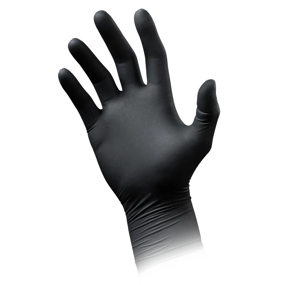Ein schwarzer Einweghandschuh aus der Kollektion AMPri BLACK 300 Latexhandschuhe mit Überlänge puderfrei der AMPri Handelsgesellschaft mbH ist an der rechten Hand vor weißem Hintergrund zu sehen. Diese hygienischen Schutzhandschuhe scheinen aus Latex zu bestehen.