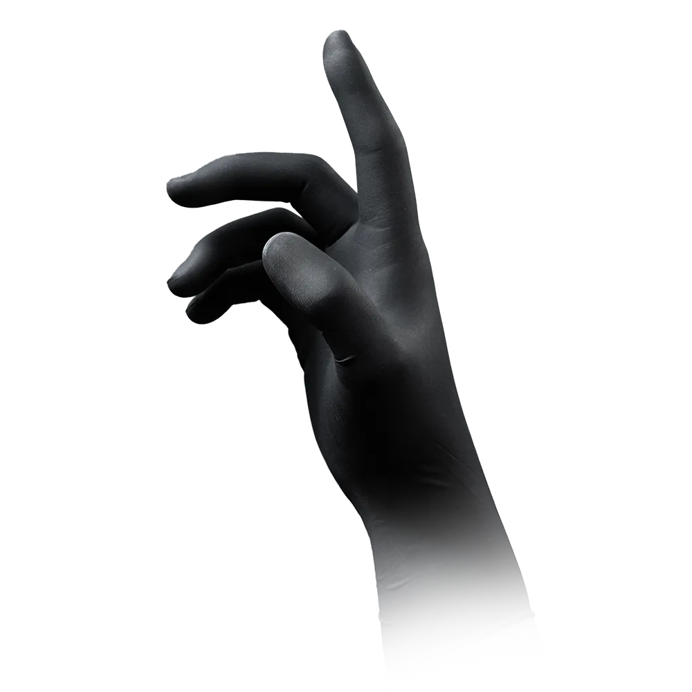 Ein schwarzer AMPri BLACK 300 Latexhandschuh mit Überlänge puderfrei zum Einmalgebrauch der AMPri Handelsgesellschaft mbH ist auf einer Hand vor weißem Hintergrund abgebildet. Die Hand ist mit leicht gebeugten Fingern positioniert, als ob sie greifen oder greifen würde. Diese schwarzen Latexhandschuhe dienen als wirksame hygienische Schutzhandschuhe für verschiedene Aufgaben.