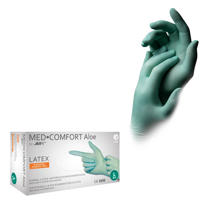 Et mintgrønt par medicinske undersøgelseshandsker, der holder hinanden. Under dem er der en hvid æske med teksten "AMPri MED-COMFORT Aloe latexhandsker pudderfri" og yderligere produktdetaljer. Æsken fra AMPri Handelsgesellschaft mbH viser billedet af en hånd, der bærer handskerne.