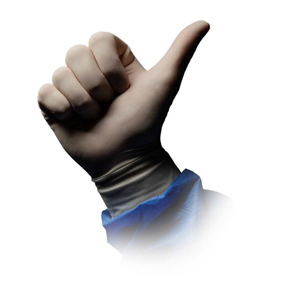 Eine Hand, die AMPri MED-COMFORT Latex OP-Handschuhe steril puderfrei, weiß von AMPri Handelsgesellschaft mbH mit blauer Manschette trägt, zeigt den Daumen nach oben. Der Hintergrund ist schlicht und weiß.