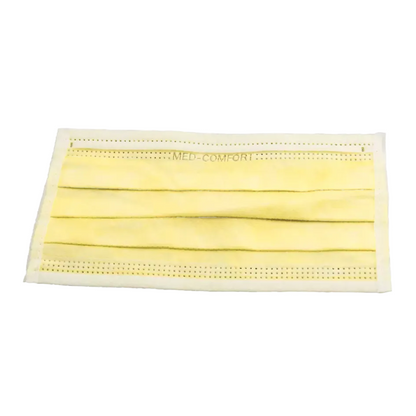 Eine einzelne, gelbe Einweg-Mund-Nasen-Maske mit drei Falten und weißen Ohrschlaufen. Die Maske, eine AMPri MED-COMFORT OP Maske zum Binden Typ IIR der AMPri Handelsgesellschaft mbH, ist oben mit dem Text „MED-COMFORT“ bedruckt.