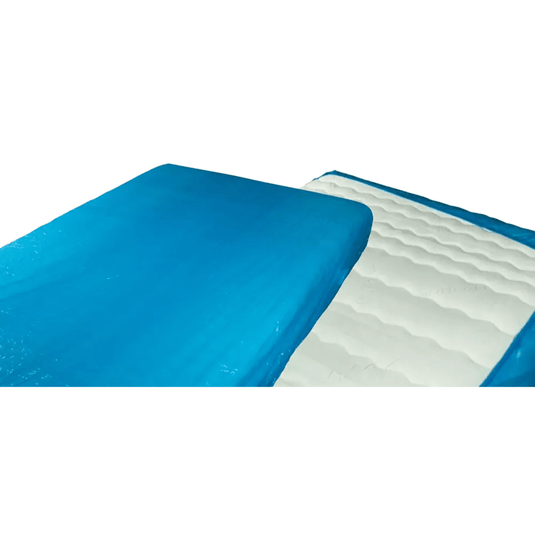 Nærbillede af et blå-hvidt gel-madrasovertræk, der ligner AMPri MED-COMFORT PE engangs-madrasovertræk med elastikbånd, 210 x 90 x 20 cm, fra AMPri Handelsgesellschaft mbH. Den blå del dækker størstedelen af den øverste overflade, mens den hvide del har en bølget struktur. Billedet viser en del, der er foldet bagud, ligesom det er tilfældet med polyethylen-sygehusovertræk.