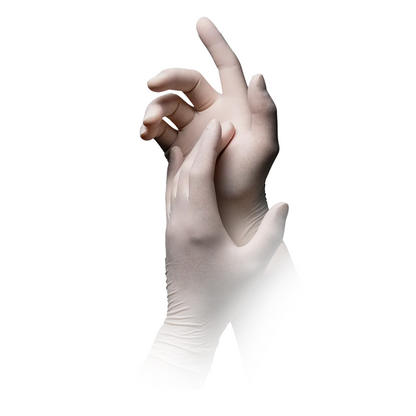 Afbildet er et par hænder iført AMPri MED-COMFORT Polymer Plus latexhandsker pudderfri, hvid | Boks (100 stykker). Den ene hånd tager en handske på, mens den anden delvist er dækket, hvilket understreger processen med at tage de pudderfri handsker på. Baggrunden er hvid og minimalistisk og fremhæver kemikaliebeskyttelsen fra AMPri Handelsgesellschaft mbH.