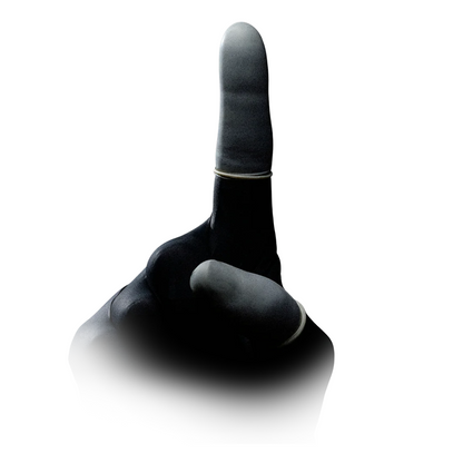 Et sort-hvidt billede af en hånd, der med udstrakt pegefinger laver en opadpegende gestus. Hånden ser ud til at bære en tynd, lys ring på langfingeren, der indikerer AMPri MED-COMFORT latex fingerbøl, som fås i forskellige størrelser. Baggrunden er hvid, og den nederste del af billedet går over i hvidt, hvilket skaber en gradienteffekt. Produktet er fra AMPri Handelsgesellschaft mbH og leveres i en pakke med 100 stykker.