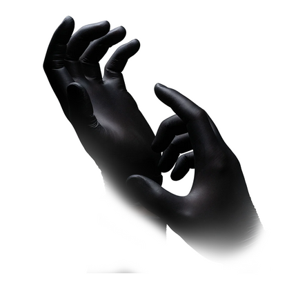 To hænder med AMPri Nature Gloves BLACK nitrilhandsker fra AMPri Handelsgesellschaft mbH, kendt for høj modstandsdygtighed samt kemisk og biologisk beskyttelse, er placeret mod en hvid baggrund. Fingrene på hænderne er let bøjede, hvilket skaber en dramatisk positur.