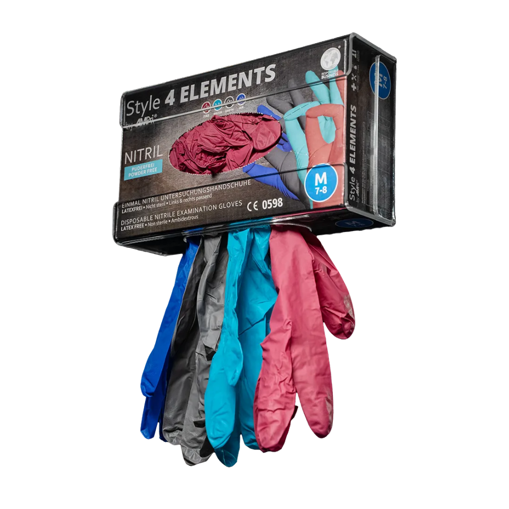 Eine geöffnete Schachtel AMPri STYLE 4 ELEMENTS Nitrilhandschuhe puderfrei, Farbenmix von AMPri Handelsgesellschaft mbH zeigt Handschuhe in vier verschiedenen Farben – blau, grau, rosa und lila. Die Schachtel ist mit „M“ für mittlere Größe gekennzeichnet und weist darauf hin, dass die Handschuhe CE-zertifiziert und puderfrei sind.