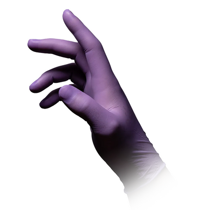 En enkelt hånd med en AMPri STYLE BERRY nitrilhandske pudderfri fra MED-COMFORT i lilla fra AMPri Handelsgesellschaft mbH ses mod en hvid baggrund. Hånden er let vippet, og fingrene er let bøjede, hvilket viser handskenes tætsiddende form.