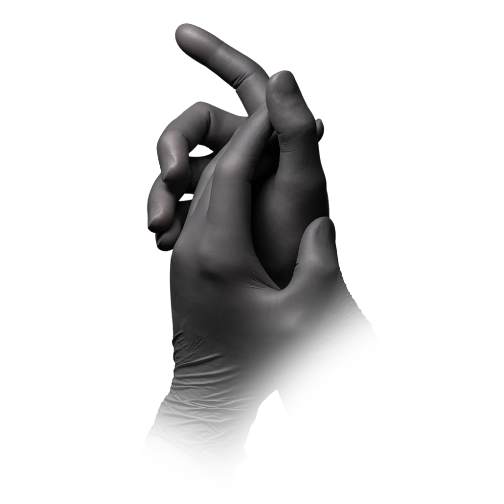 Ein Paar Hände mit AMPri STYLE GRAPHITE Nitrilhandschuhe puderfrei, Anthrazit von AMPri Handelsgesellschaft mbH stehen isoliert auf weißem Hintergrund. Die Finger der linken Hand sind mit denen der rechten Hand verschränkt, der rechte Zeigefinger zeigt nach oben.