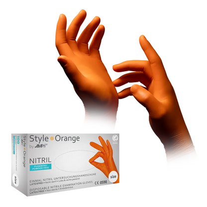 Billedet viser en æske AMPri STYLE ORANGE Nitrilhandsker pudderfri fra MED-COMFORT, Orange, fra AMPri Handelsgesellschaft mbH. Ved siden af æsken er et par hænder afbildet, der bærer de lysende orange handsker. Disse nitrilhandsker er et fremragende latexalternativ, da de er latex- og pudderfri og fås i forskellige størrelser.
