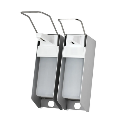 Udstillet er to AMPri vægdispensere til 500 ml desinfektionsmiddel og sæbe, med et kabinet i rustfrit stål og en hvid plastdispenser. Hver er udstyret med en lang håndtag for hygiejnisk udtagning. De er placeret side om side foran en enkel hvid baggrund.