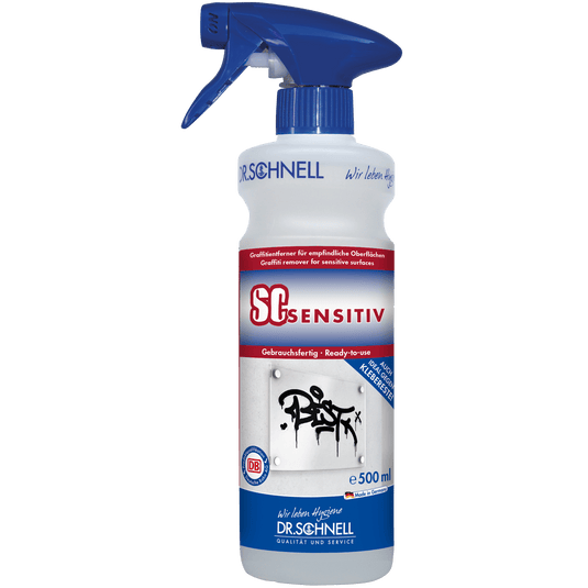 En 500 ml sprøjteflaske med DR.SCHNELL SC SENSITIV graffitifjerner til følsomme overflader, med blå dyse og en etiket med produktoplysninger samt graffiti på en væg.