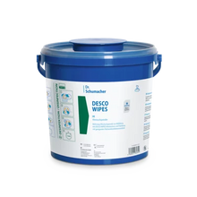 Ein blauer 3 l Vliestuchspender aus Kunststoff der Dr. Schumacher GmbH mit Deckel und Griffen, beschriftet mit "DESCO WIPES". Auf dem Etikett befinden sich hygienische Reinigungshinweise, Icons und Angaben zum Produkt Desinfektionstuch.