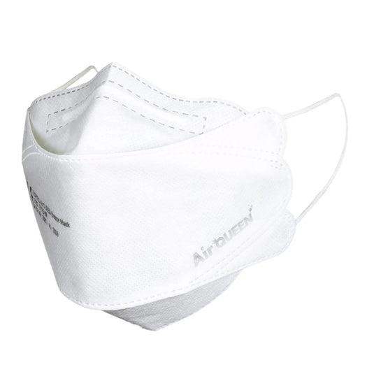 Air Queen CE2163-ansigtsmasken med partikelfilter har et hvidt design med synlige ørebånd og teksten „Air QUEEN“ trykt på siden. Den er fremstillet af fleksibelt, åndbart materiale og udstyret med et nanofiberfilter.