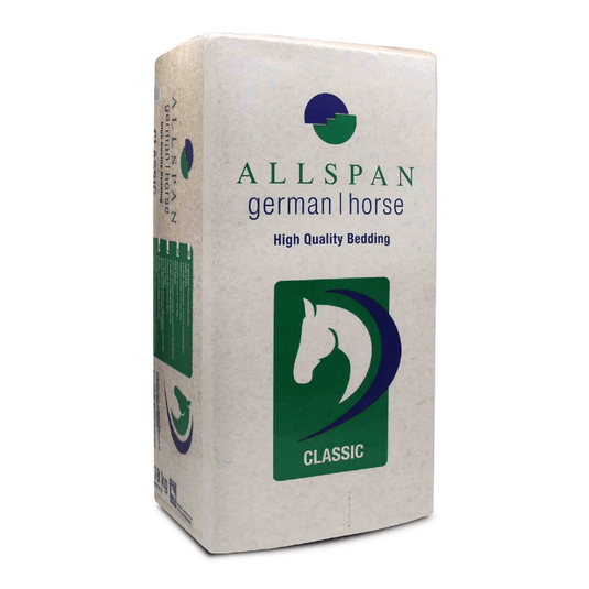 Allspan German Horse Classic-pakken med træspåner har et grøn-blåt hestehoved-logo med »CLASSIC« i hvidt på grøn baggrund. Denne overvejende hvide, rektangulære pakke med grønne og blå detaljer indeholder støvfattig strøelse, der sikrer maksimal komfort.