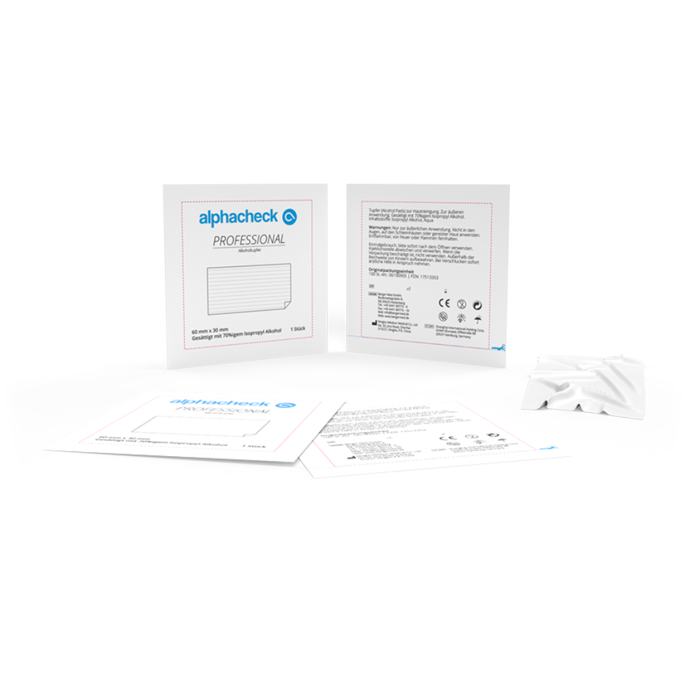 Billede af en professionel medicinsk testemballage fra Berger Med GmbH. Hovedemballagen er åben og viser instruktioner og produktdetaljer indeni. Ved siden af ligger der et ekstra indlægsseddel og en lille, forseglet hvid pakke med påskriften 'Alphacheck Professional alkoholswabs 3 x 6 cm | Pakke (100 stk) til huddesinfektion'.