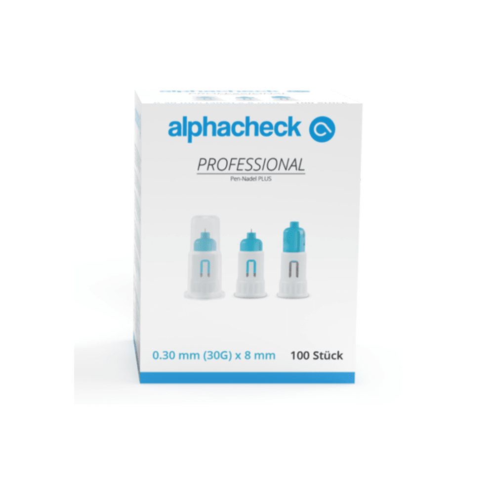 En æske Alphacheck Professional pen-nåle PLUS, forskellige størrelser. Den hvide æske med blå detaljer indeholder 100 stk. sterile nåle, 0,30 mm (30G) x 8 mm, til insulininjektioner. På forsiden ses billeder af tre pen-nåle med tekst i blåt og sort fra Berger Med GmbH.